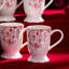 Ensemble de 6 tasses Crimson Noel - Six tasses en porcelaine blanche assorties de 16 onces, enveloppées dans des motifs botaniques en toile cramoisie, faisant de chaque gorgée d'hiver un rituel audacieux et magnifique.