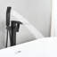Robinet de baignoire autoportant à fixation au sol avec poignée simple et douche à main-109469639