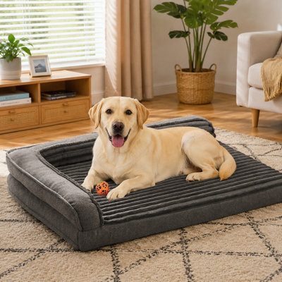 Lit orthopédique gris en forme de L de 40 x 28 pouces pour grands chiens, avec construction imperméable, côtés rembourrés, housse amovible et lavable et fond antidérapant.