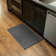 Tapis gris foncé lavable en machine Brenly