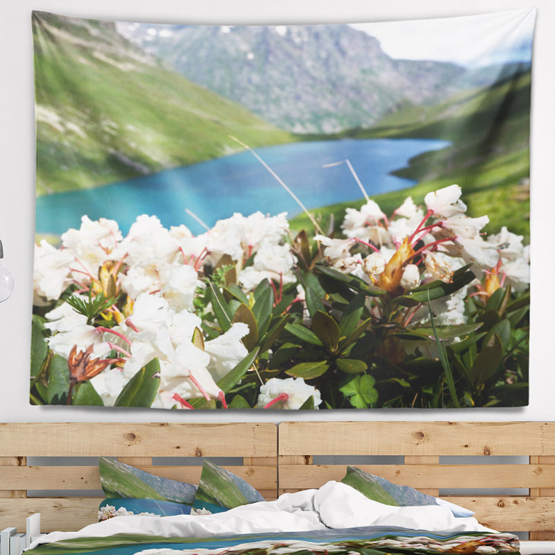 Tapisserie de montagnes lake avec fleurs, H 32 po x l 39 po