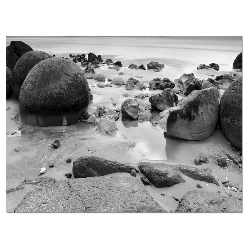 « moeraki roche », reproduction de photo sur toile tendue en noir et blanc, H 8 po x l 12 po x P 1 po