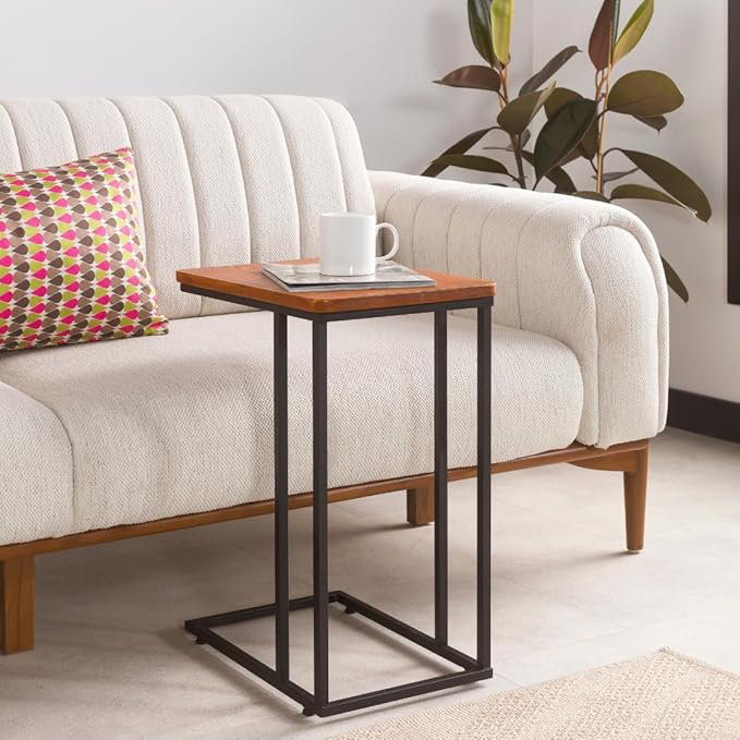 Table de bout en bois massif en forme de C faite à la main, table d'appoint pour canapé, canapé coulissant sous le salon, plateau télé sur canapé pour les petits espaces avec pieds en métal (châtaignier)