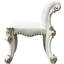 Tabouret de coiffeuse beige sans accoudoirs avec revêtement en tissu uni, siège et dossier rembourrés, garniture cloutée en argent antique à base de volutes, profondeur rectangulaire de 21 po pour la chambre à coucher, roulé à boutons, 25 po de large