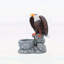 Statue de jardin debout aigle sur une base en fausse pierre - Pot de fleurs décoratif rustique pour l'extérieur et l'intérieur
