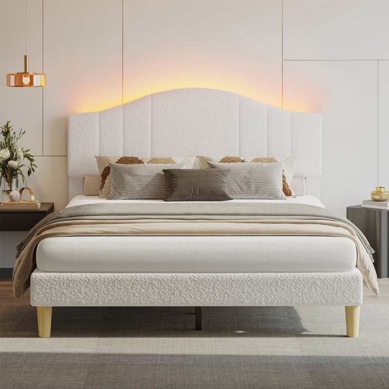 Structure de lit tapissier grand format en tissu Teddy blanc avec lumière DEL et tête de lit réglable en hauteur, aucun sommier nécessaire