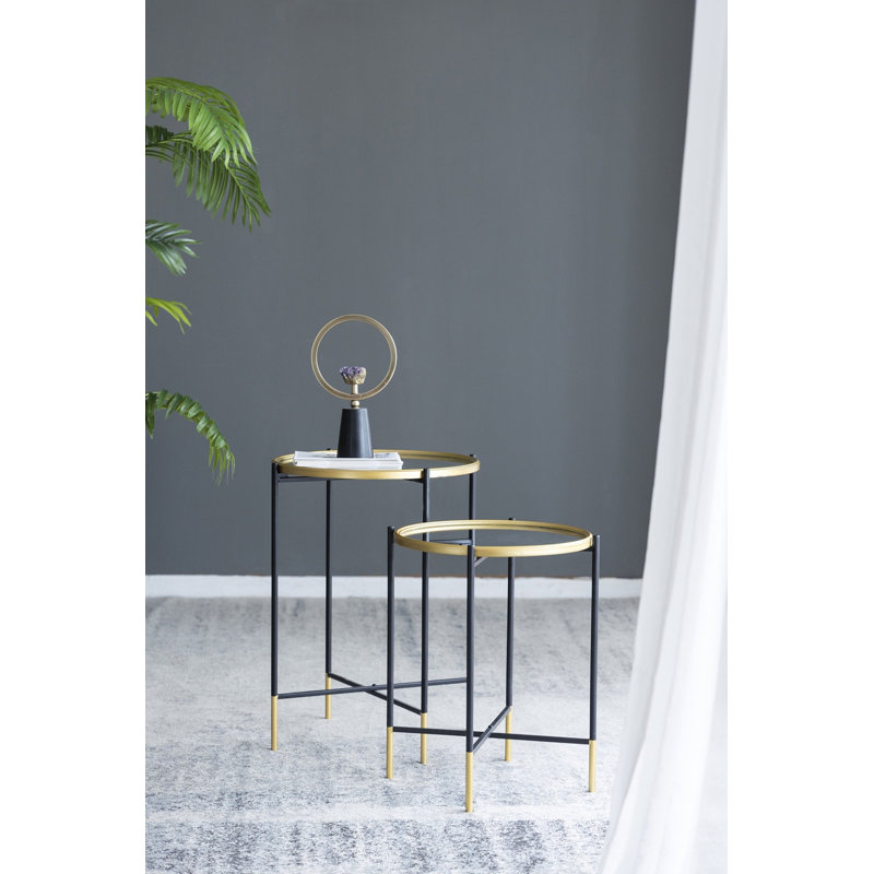 Ensemble de 2 tables d'appoint en fer doré et noir avec plateau en verre