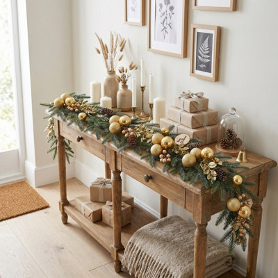 Guirlande de Noël artificielle avec ornements dorés, pommes de pin et tranche de bois, 150 cm / 59 po