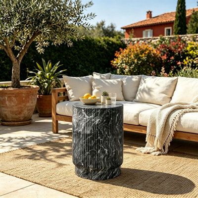 Table d'appoint extérieure de 18,9 po de hauteur, table d'appoint ronde en béton, petite table de bout de patio, tabouret de jardin cannelé, table à piédestal moderne pour patio, jardin, balcon et salon