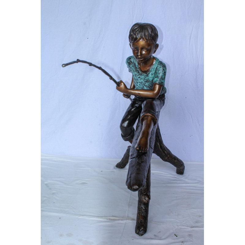 Statue en bronze de garçon de pêche assis sur une bûche d'arbre 50 po x 19 po x H 35 po