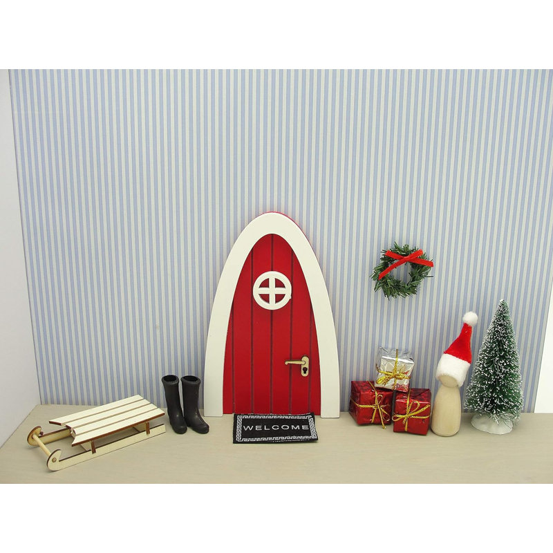 Porte en bois d'elfe de Noël rouge en bois attachée au mur de l'enfant