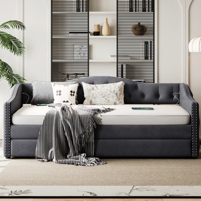 Lit de jour simple gris avec couchette et fonction de charge, structure en bois, tissu de velours, accoudoirs ondulés de style Mid-Century, chambre à coucher revêtue de velours, pour plus d'espace de couchage, design,