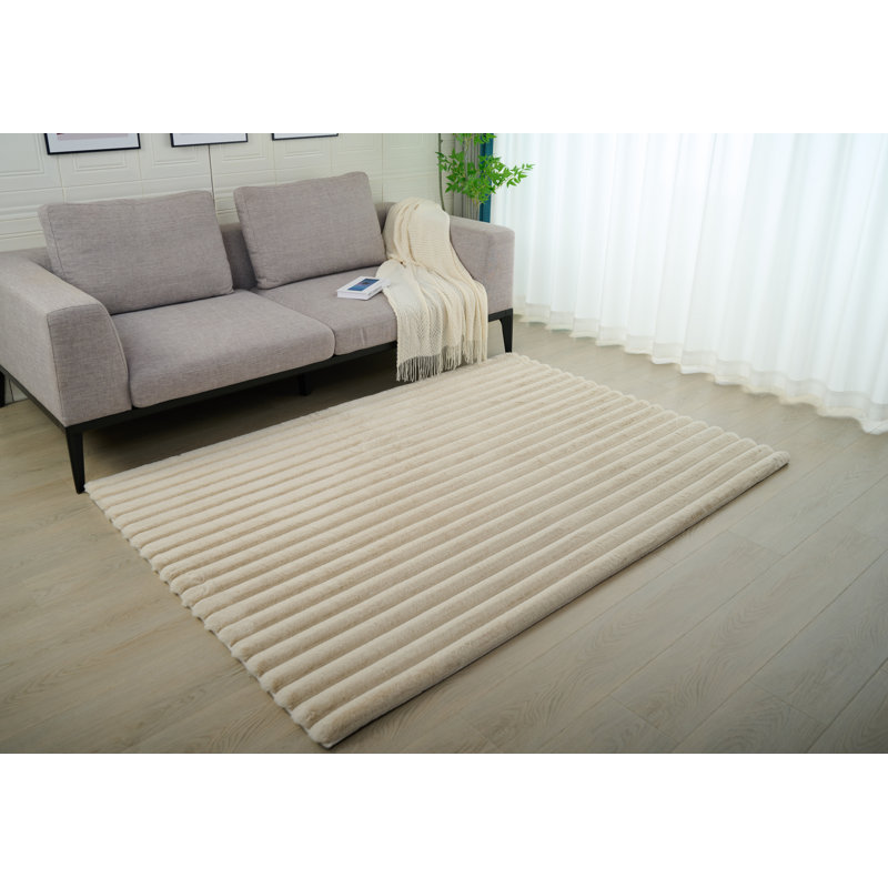 Tapis beige en fausse fourrure nervurée de la collection Nickole, Rectangle 5 pi x 7 pi
