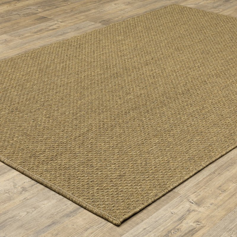 Tapis uni brun clair en polypropylène 7 pi 10 po x 10 pi 10 po