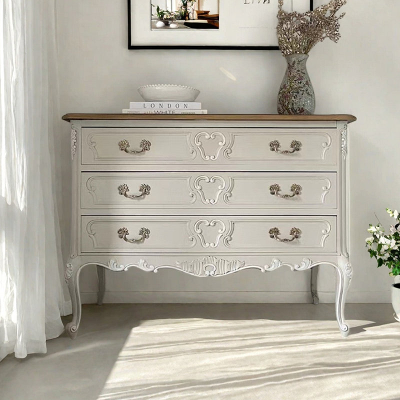 Commode sculptée de style européen