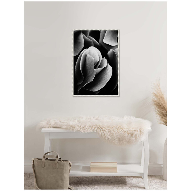 «Black and White Flower Petals» par Emiko et Mark Franzen, reproduction d'art sur toile encadrée