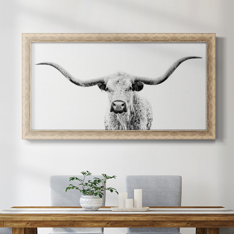 Toile encadrée de qualité supérieure Longhorn Gaze - prête à être accrochée, H 25 po x l 45 po x P 1,25 po