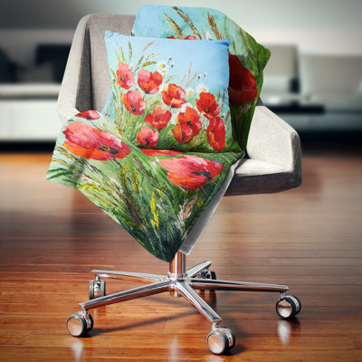 Coquelicots dans un champ contre un ciel bleu - coussin à imprimé floral