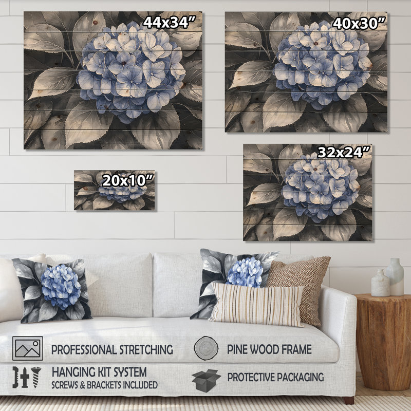 Hortensia bleu dans un jardin monochrome I - impression d'hortensia sur bois de pin naturel, H 34 po x l 44 po