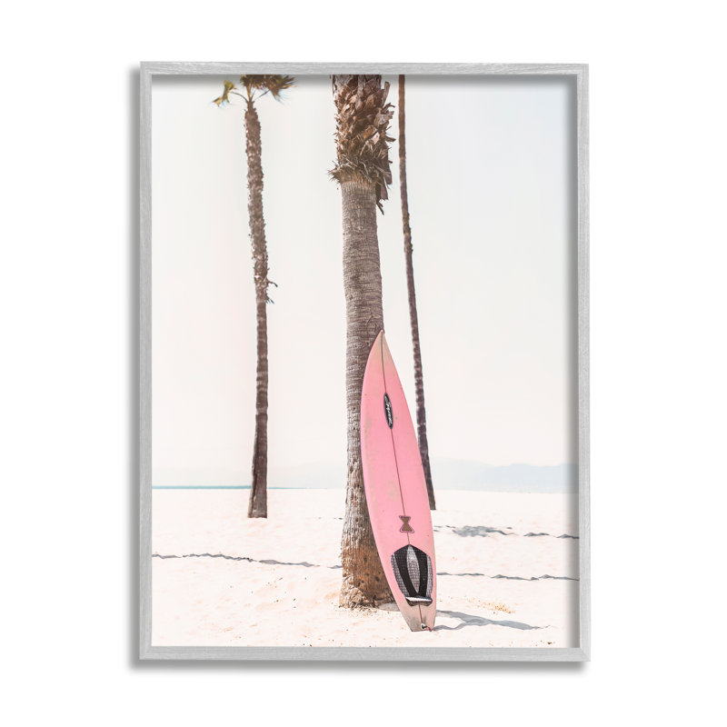Planche de surf rose sur la côte par Sissi et Seb, H 20 po x l 16 po x P 1,5 po, Estampe numérique Farmhouse