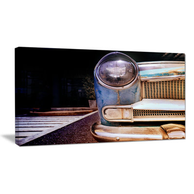 «Front Headlight of Vintage Car», impression sur toile tendue