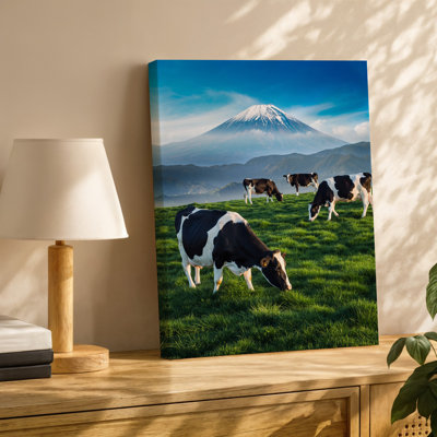 Toile, "Un paysage serein pastoral" avec plusieurs vaches laitières noires et blanches broutant sur de l'herbe verte vibrante