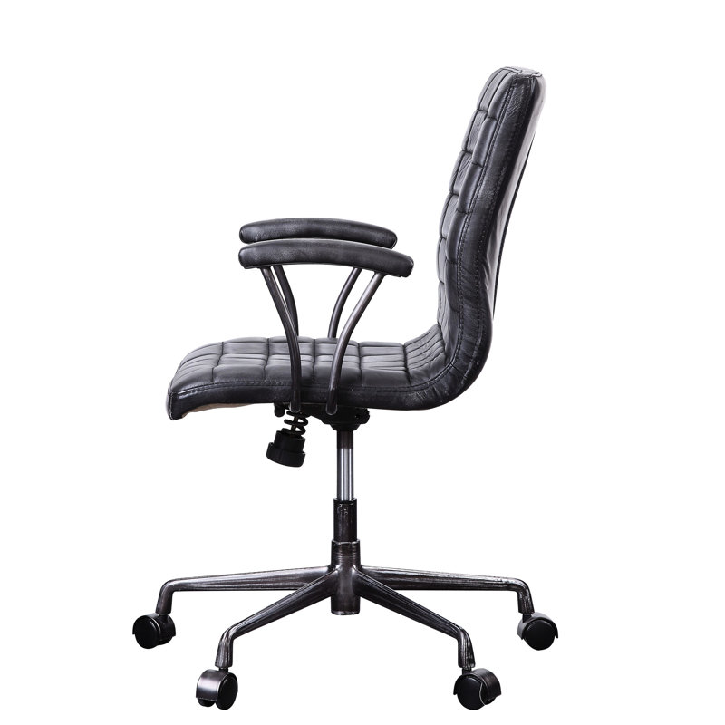 Fauteuil de bureau vintage en cuir noir et aluminium, avec siège pivotant à 360°, hauteur réglable, dossier rembourré, accoudoirs, support métallique, piètement à 5 branches, capacité de 100 kg, profondeur d'assise de 43 cm, hauteur de dossier réglable de 41 cm à 61 cm.