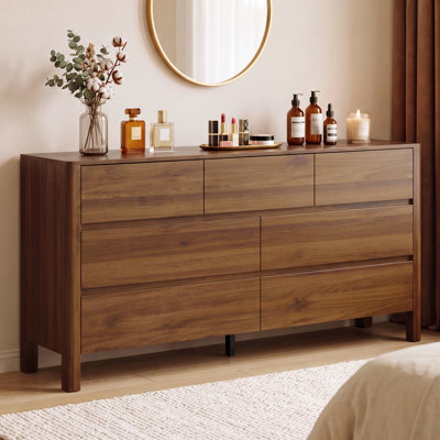 Commode 7 tiroirs en noyer pour chambre à coucher, commode moderne de 130 cm de large avec 7 grands espaces de rangement et un design aux bords arrondis, grande commode pour chambre à coucher, noyer