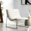 Fauteuil en cuir blanc tendance avec lignes ergonomiques et modernes