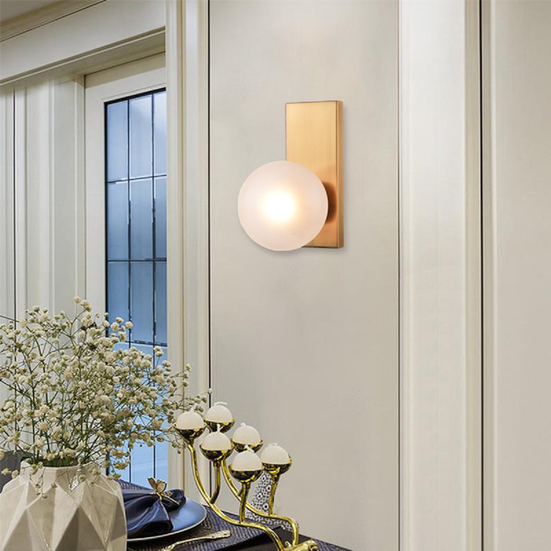 Applique murale moderne 1 lumière dorée avec abat-jour en verre blanc, Gold/Clear
