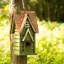 Maison d'oiseaux de jardin en bois massif patiné Strader-1461470015