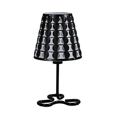 Lampe de table géométrique en métal avec un design moderne et un abat-jour en polypropylène durable