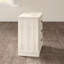 Table de chevet à trois tiroirs - blanc ancien, brossée à la brosse métallique
