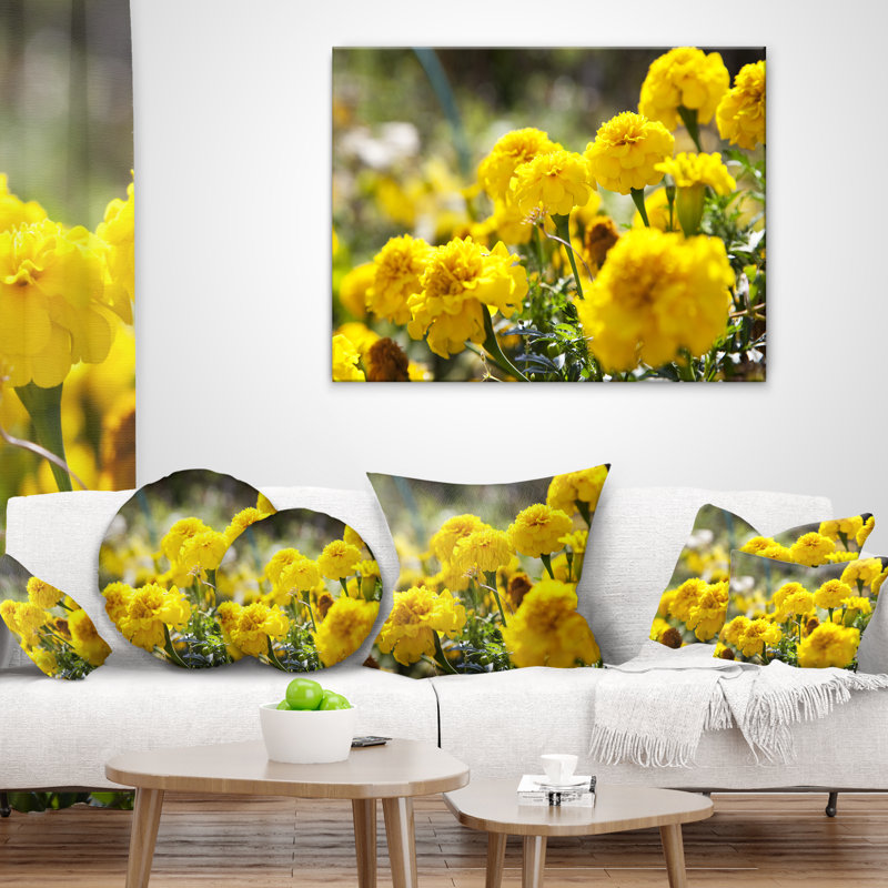 Fleurs de souci jaune vif - coussin à imprimé floral, 16 po x 1 po, Coussin décoratif