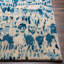Tapis bleu abstrait touffeté à la main-934335986