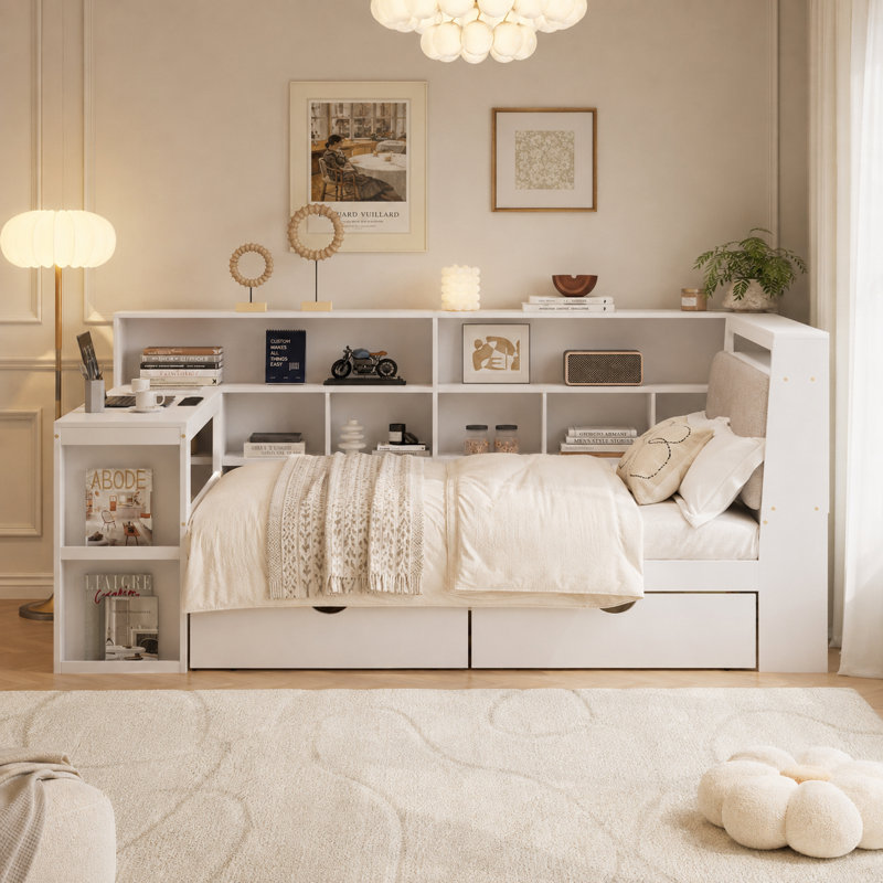 Lit de jour en bois en forme de L avec bureau intégré, bibliothèque de rangement, tête de lit rembourrée, bande lumineuse DEL et tiroirs sous le lit.