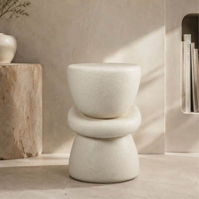 Table d'appoint 16,14 po x 13,78 po x 21,65 po empilable organique sculpturale, table de bout ronde en fibre de verre texturée crème pour le coin du canapé du salon, aucun assemblage requis.