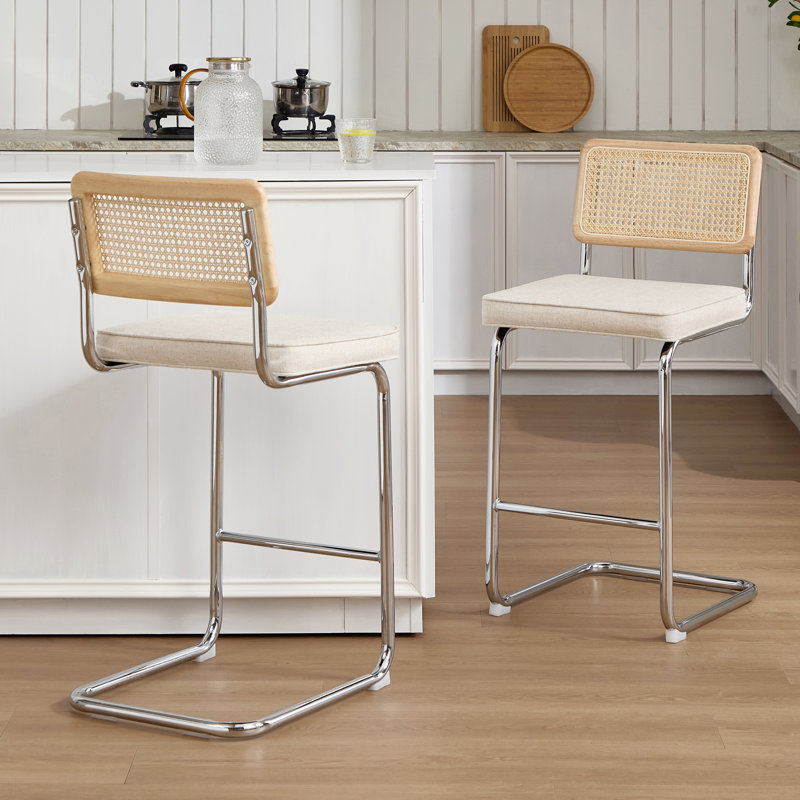 Tabouret de comptoir rembourré en lin avec dossier en rotin et structure en métal Marlow, Mélange de lin beige / cadre chromé