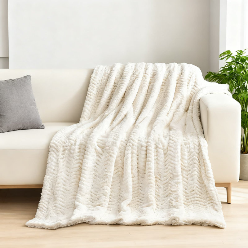 Conception ultra douce et moelleuse à 2 couches pour un maximum de chaleur et de confort, parfaite pour le lit, le canapé et la décoration intérieure