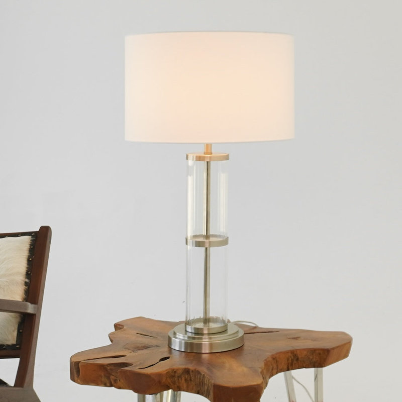 Lampe de table en nickel brossé Echo avec interrupteur marche / arrêt et base en verre transparent
