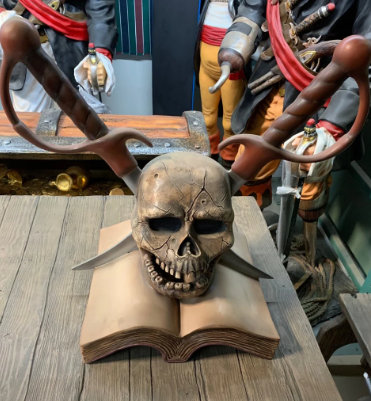 Crâne de pirate Jahncke sur un livre surdimensionné