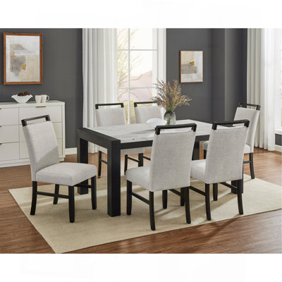 Ensemble de salle à manger de style contemporain avec table rectangulaire en faux marbre et chaises rembourrées à dossier complet en bois gris clair