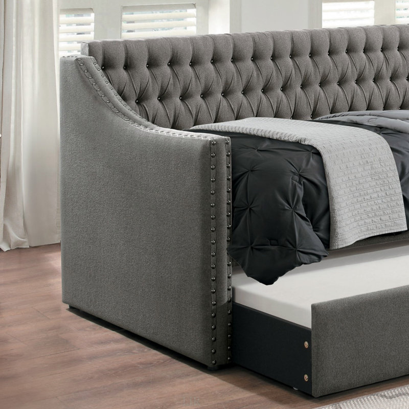 Canapé-lit rembourré en tissu gris foncé de conception moderne avec couchette, capitonnage et garniture cloutée pour un confort et un style polyvalents