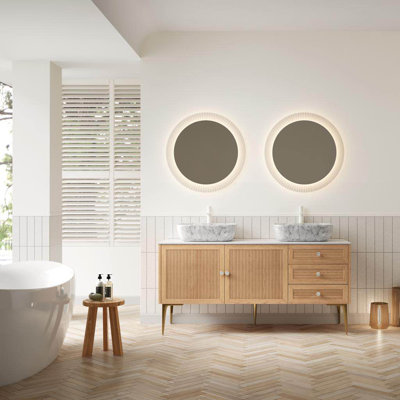 Meuble-lavabo de 60 po Munin, armoire de rangement autoportante en contreplaqué avec pieds, 2 portes et 3 tiroirs, plateau en pierre frittée blanc de Carrare et 2 lavabos en céramique à motif marbré, pré-assemblé, couleur grain de bois de chêne
