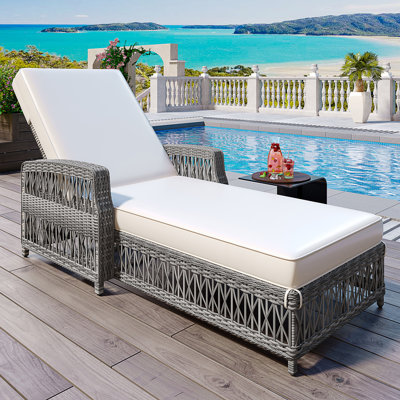 Chaise longue inclinable pour l'extérieur, fauteuil en osier avec accoudoirs, fauteuil inclinable réglable pour le patio avec coussins moelleux amovibles, chaise longue en rotin toutes saisons pour le bord de la piscine et le jardin