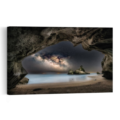 Affiche murale représentant une grotte côtière sous un ciel étoilé, dans une ambiance paisible et sereine.