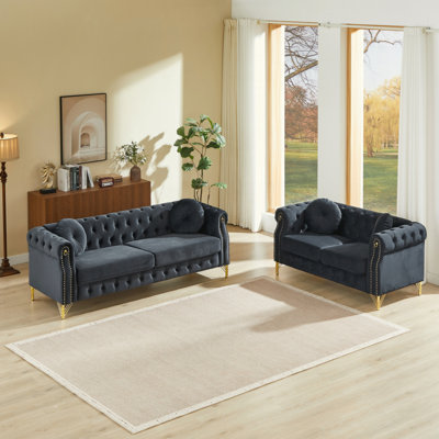 Canapé Chesterfield en velours avec deux coussins ronds, avec des clous en cuivre et des boutons capitonnés, avec des pieds en métal. La conception en boucle permet de suspendre des décorations.