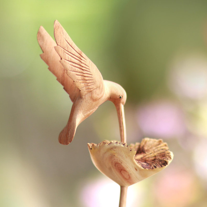 Sculpture en bois colibri en sirotant