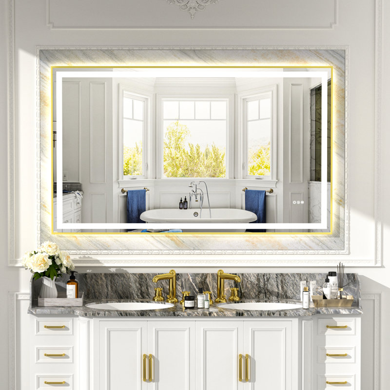 Espaces de salle de bain et de vie à deux miroirs dorés