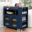 Îlot de cuisine moderne avec table allongée, rangement roulant à lumières DEL bleu marine, prise de courant, porte en verre cannelé et grande capacité,
